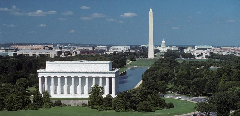 An aerial view of the mall in 华盛顿DC from behind the Lincoln Memorial with the memorial in the foreground and the Washington Monument and Capitol Building in the background